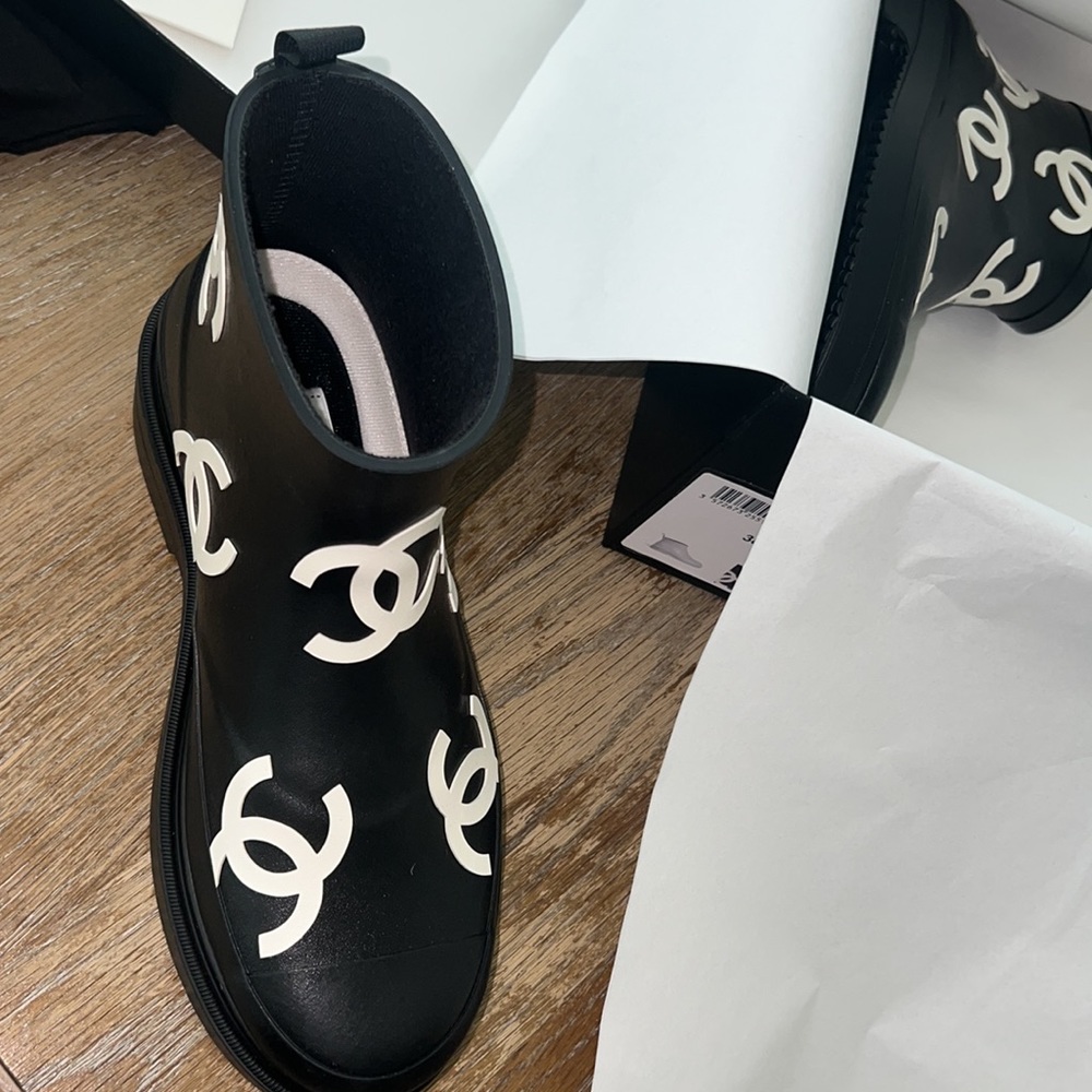 Chanel rain boots - Picture 9 of 13